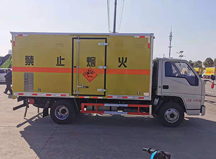 绥棱爆破器材运输车工人安全操作规范与智能技术保障